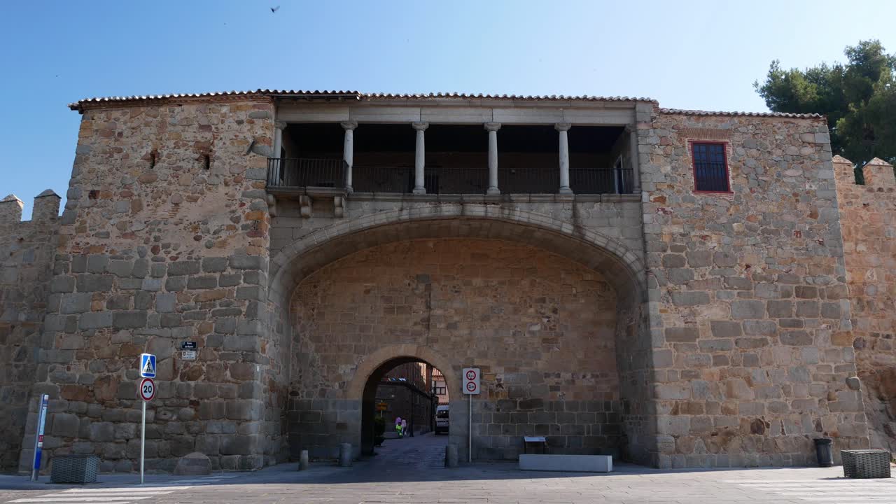 tiro inclinado hacia abajo de la puerta del rastro en la magnífica ciudad fortificada de ávila
