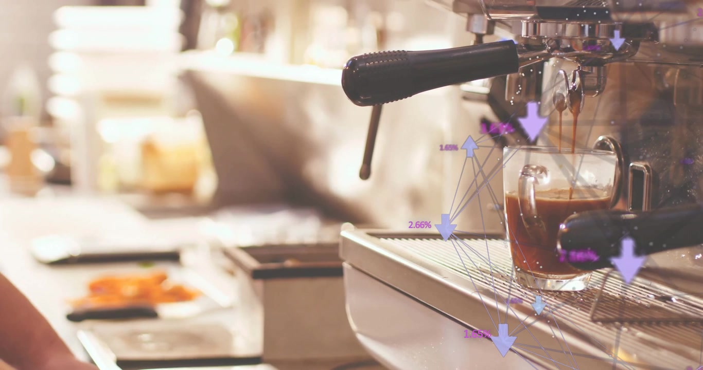 Barista di caffetteria che blocca il portafiltro e avvia il ciclo di erogazione per formare la crema sull'espresso.