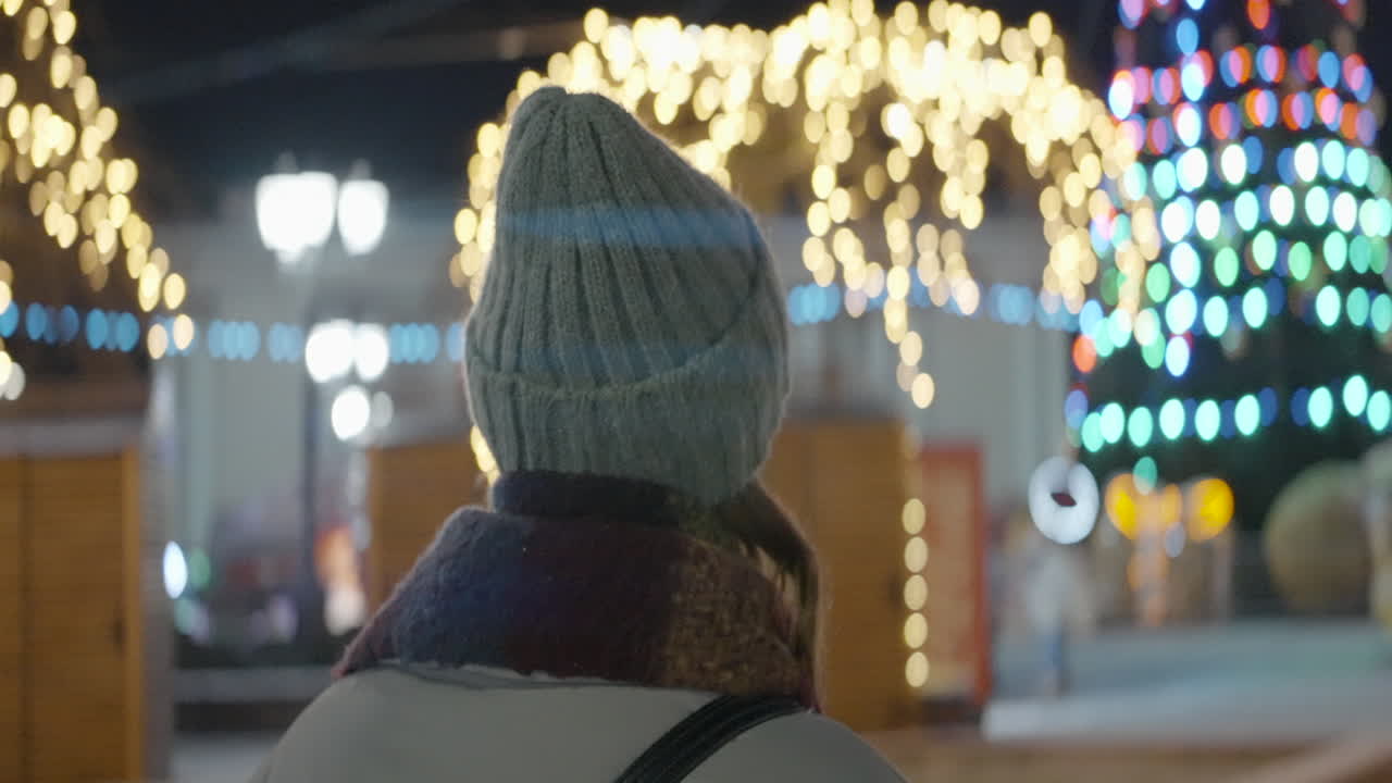 밤 에 크리스마스 시장 에 있는 여자