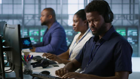 equipo de it diverso en un centro de datos