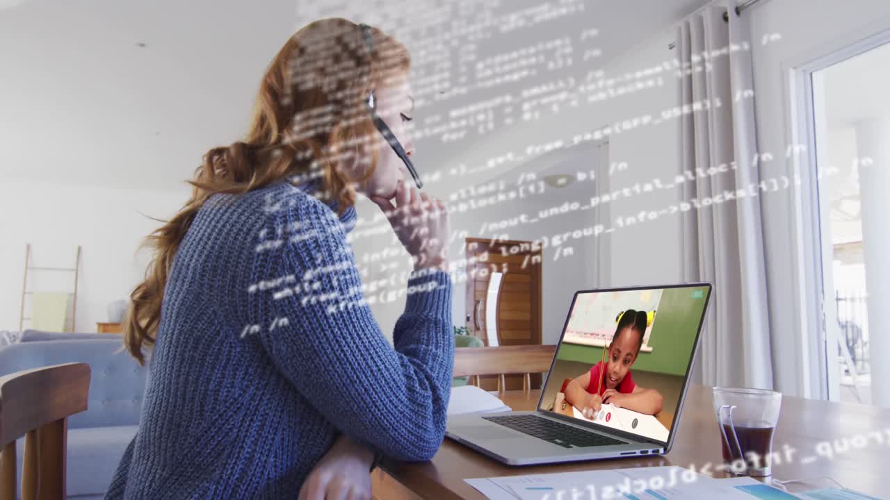 animación del procesamiento de datos sobre una mujer de negocios que usa una computadora portátil