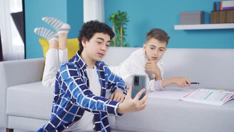 Dos-Hermanos-Están-Chateando-Por-Video.