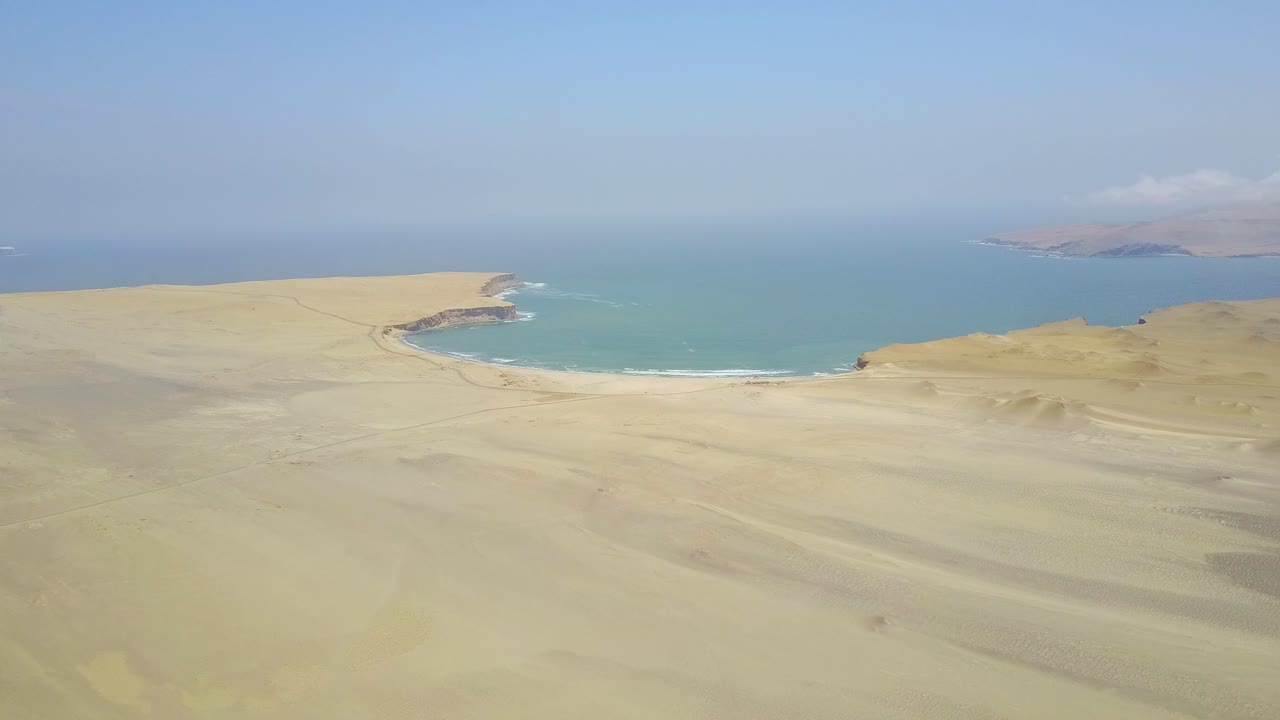 Bellissimo deserto di Atacama che incontra l'Oceano Pacifico in Perù, da una vista aerea con drone