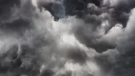 tormentas eléctricas, truenos y truenos dentro de nubes espesas y oscuras
