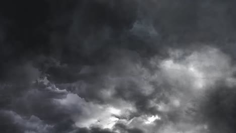 cumulonimbus tormenta eléctrica en las nubes oscuras