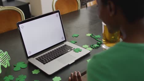 Glückliche-Afroamerikanische-Frau,-Die-Einen-Videoanruf-Mit-Einem-Laptop-Mit-Kopierplatz-Tätigt