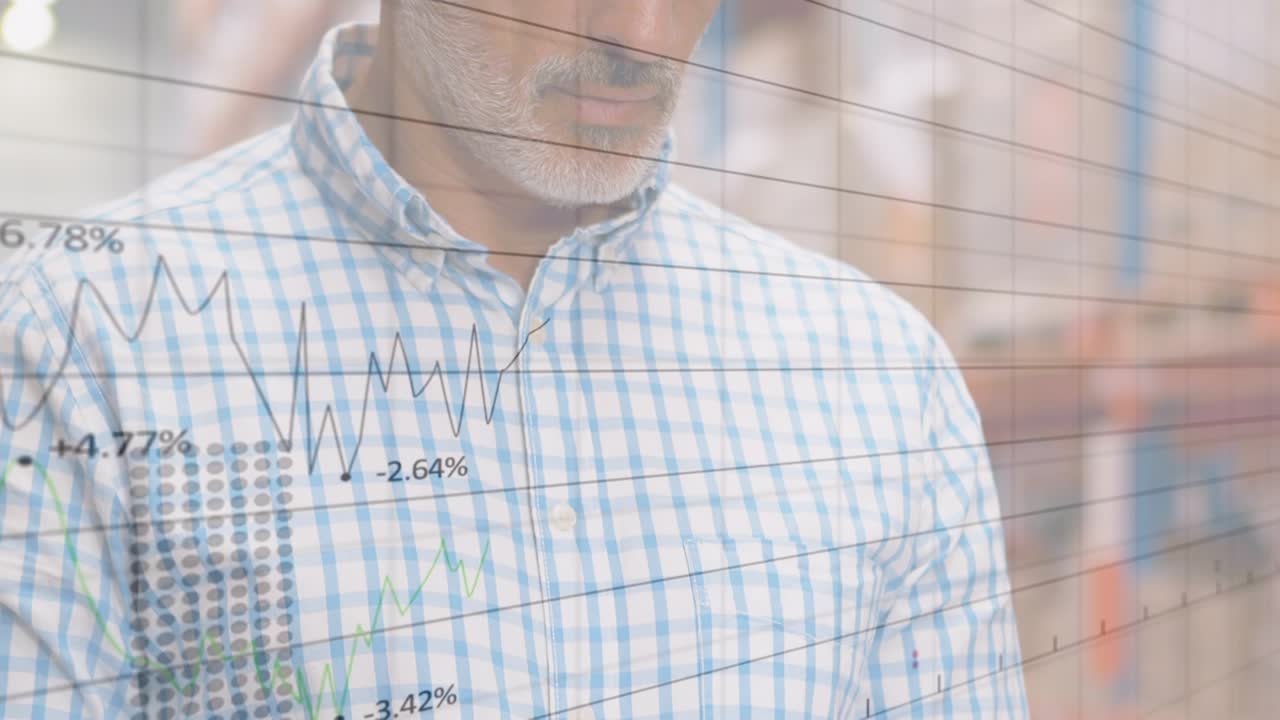 Animación de procesamiento de datos sobre un empresario trabajando en la oficina.