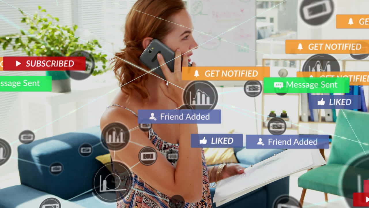 Animasjon av digitale og sosiale medier-ikoner over kaukasisk kvinne som snakker i smarttelefon på kontoret