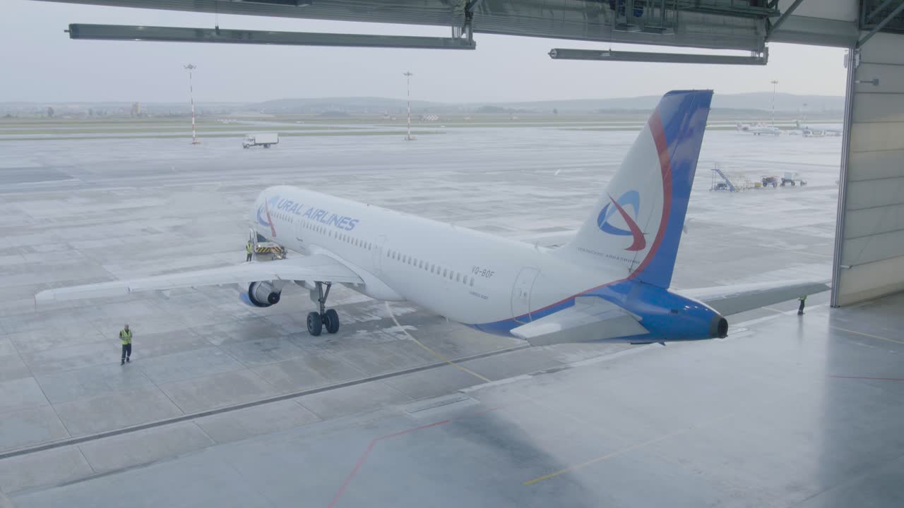 самолет в ангаре аэропорта