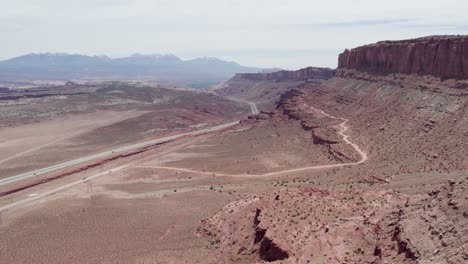 Panorama-De-La-Carretera-Del-Desierto-Con-Pintorescos-Acantilados-De-Arenisca-Roja-En-Moab,-Utah,-Ee.uu.