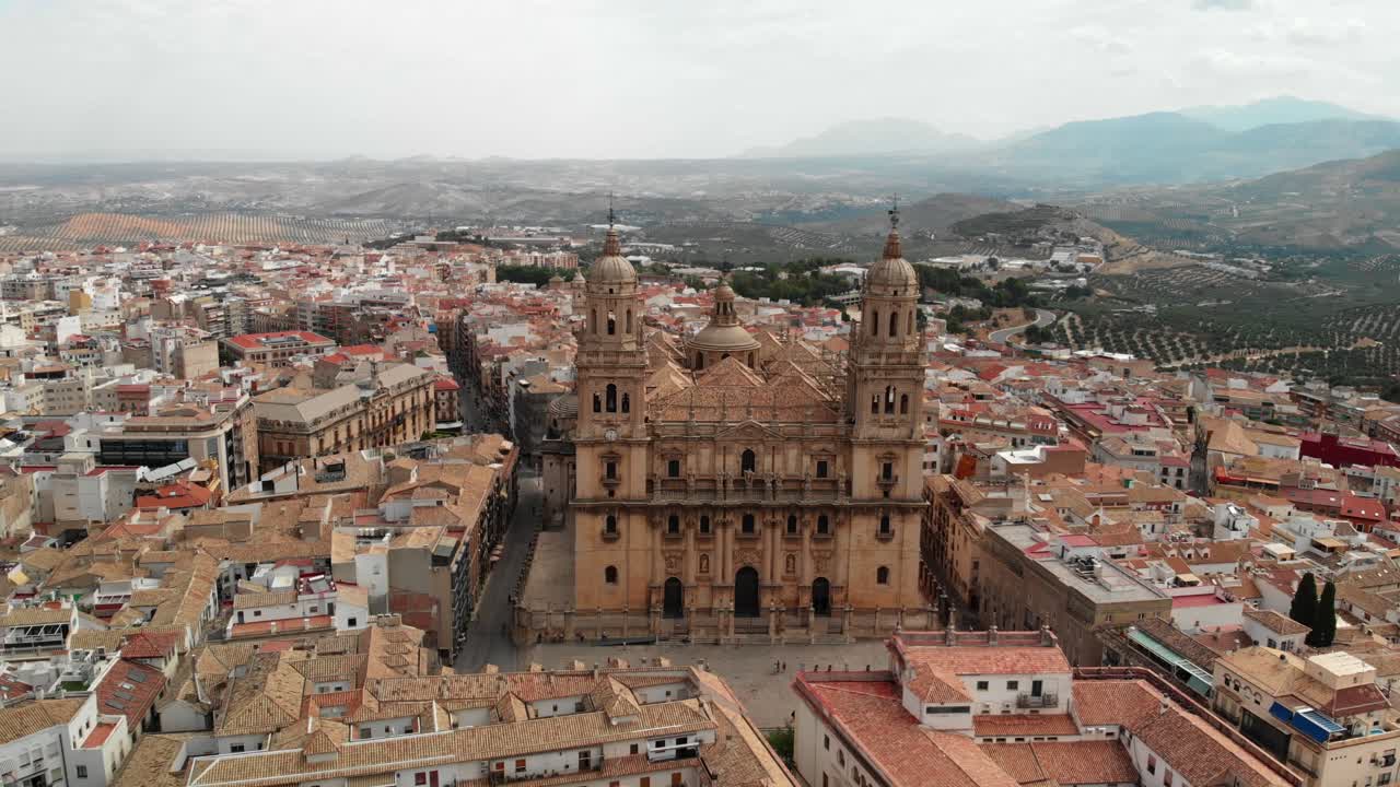 españa catedral de jaén, catedral de jaén, tomas voladoras de esta antigua iglesia con un dron a 4k 24fps usando un filtro nd también se puede ver el casco antiguo de jaén