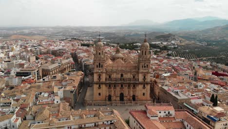 Spanien-Jaen-Kathedrale,-Catedral-De-Jaen,-Fliegende-Aufnahmen-Dieser-Alten-Kirche-Mit-Einer-Drohne-Bei-4k-24fps-Unter-Verwendung-Eines-Ndfilters-Auch-Die-Altstadt-Von-Jaen-Ist-Zu-Sehen