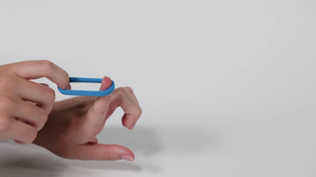 la mano lanzando una corbata de cabello azul