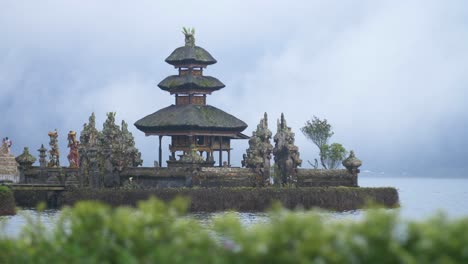 pequeña pagoda en el lago bratan