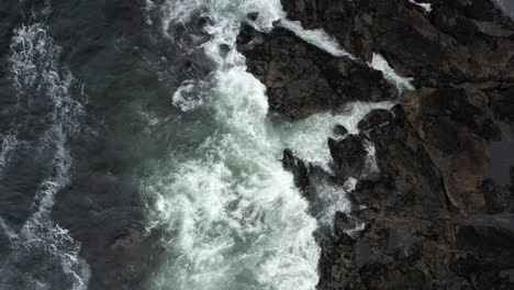 Blick-Von-Oben-Auf-Die-Wellen,-Die-An-Der-Felsigen-Küste-In-Tofino,-Westküste,-Vancouver-Island,-Kanada,-Anschlagen