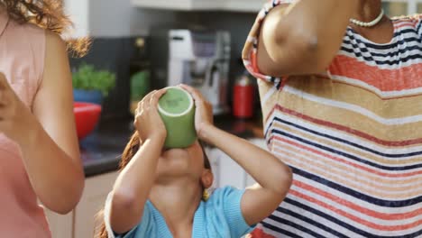 madre, hija y abuela tomando una copa en la cocina 4k 4k
