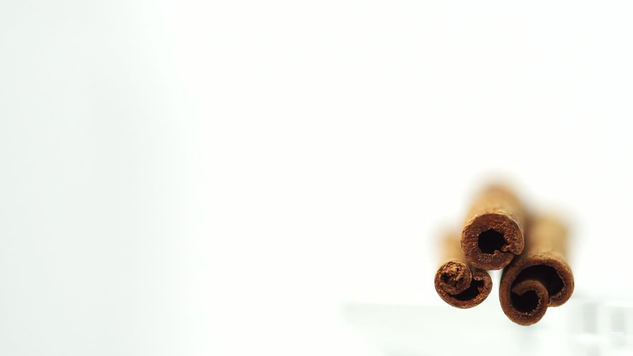 Foto macro de três paus de canela empilhados