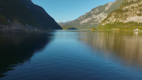 Impresionante-Vista-De-Drones-De-Hallstatt,-Alta-Austria,-Europa