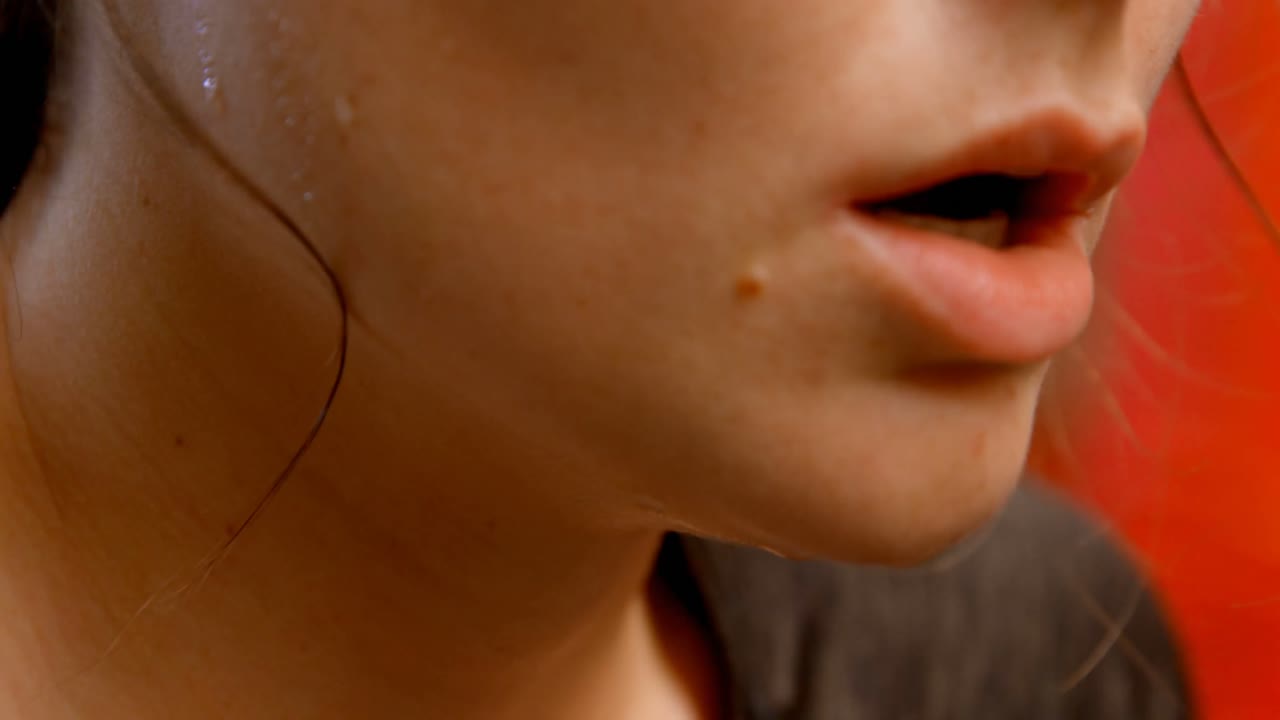 mujer de pie en el estudio de fitness 4k