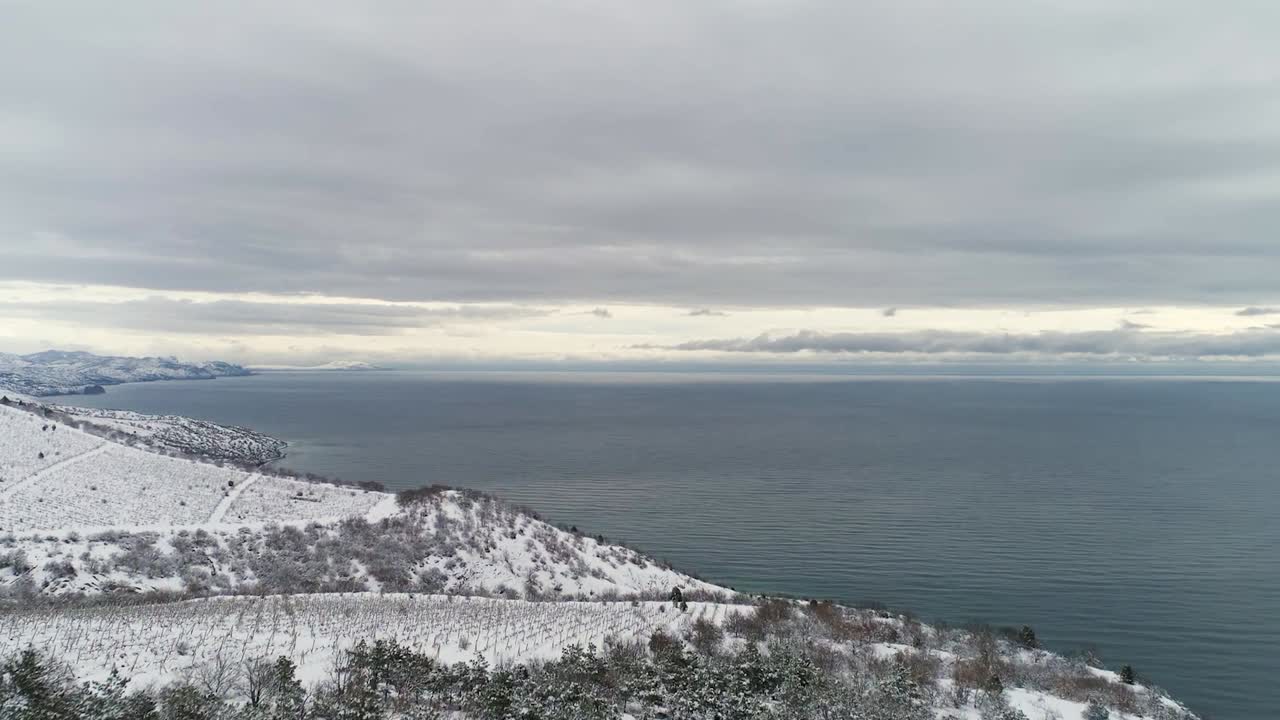 호수와 해안선이 있는 눈 인 산악 풍경