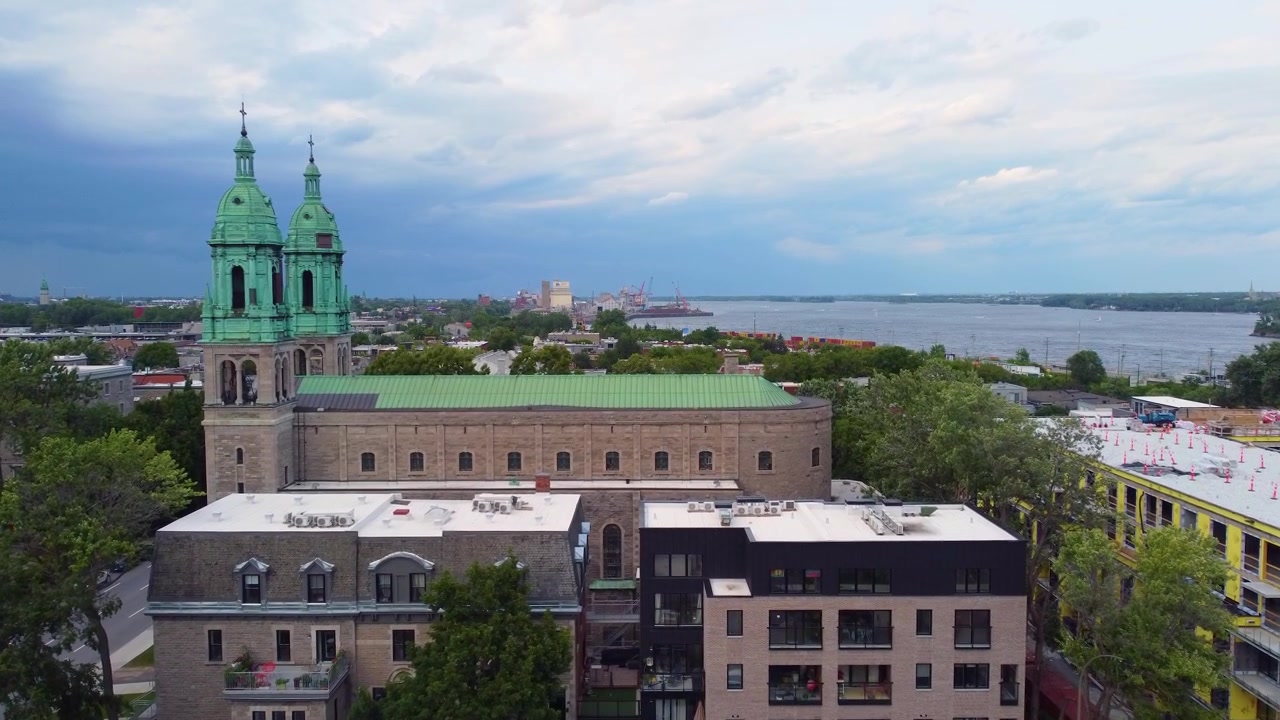 Veduta aerea di un porto alla periferia di Montreal