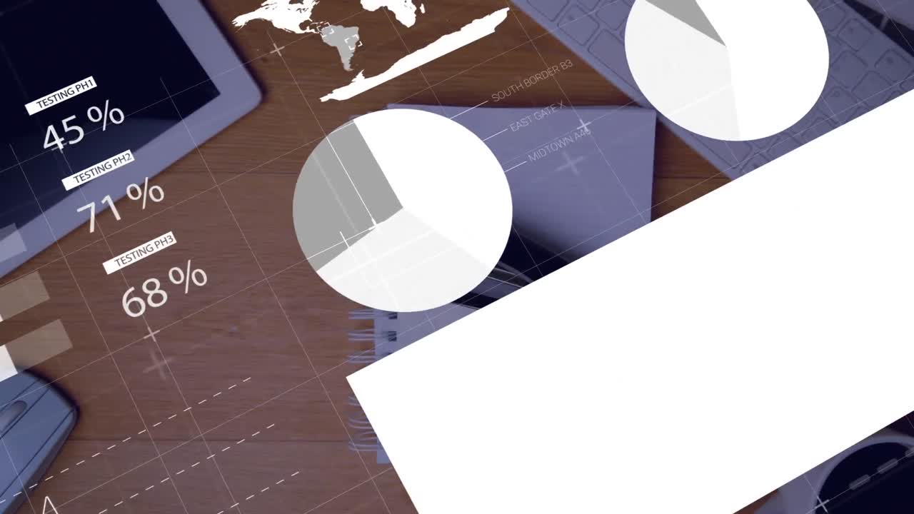 animación del procesamiento de datos contra la grapadora que cae sobre el equipo de oficina en superficie de madera.