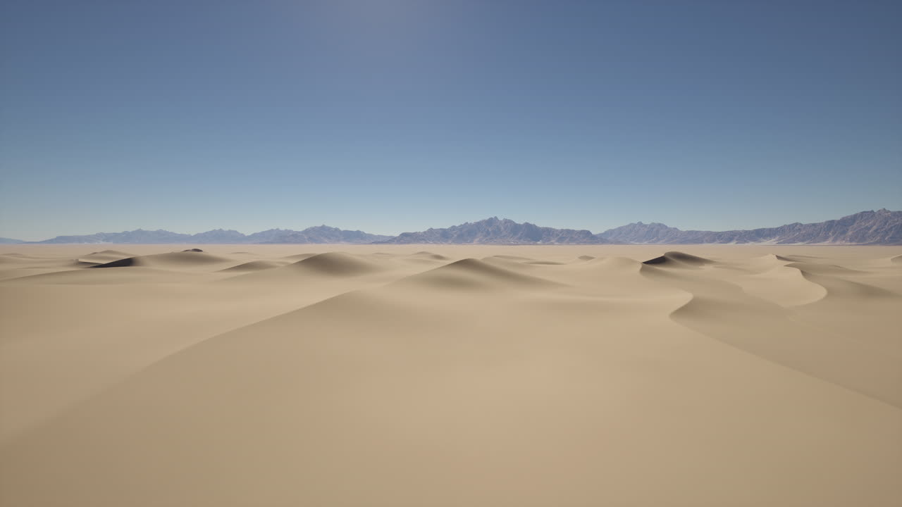 배경 에 산 들 이 있는 사막 의 모래 언덕