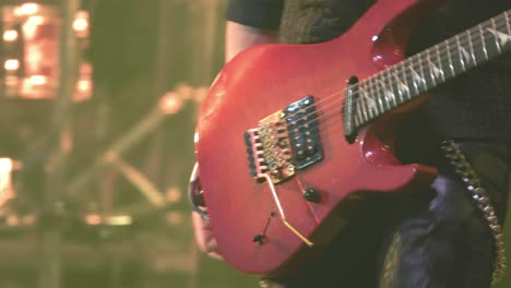 guitarrista actuando en el escenario