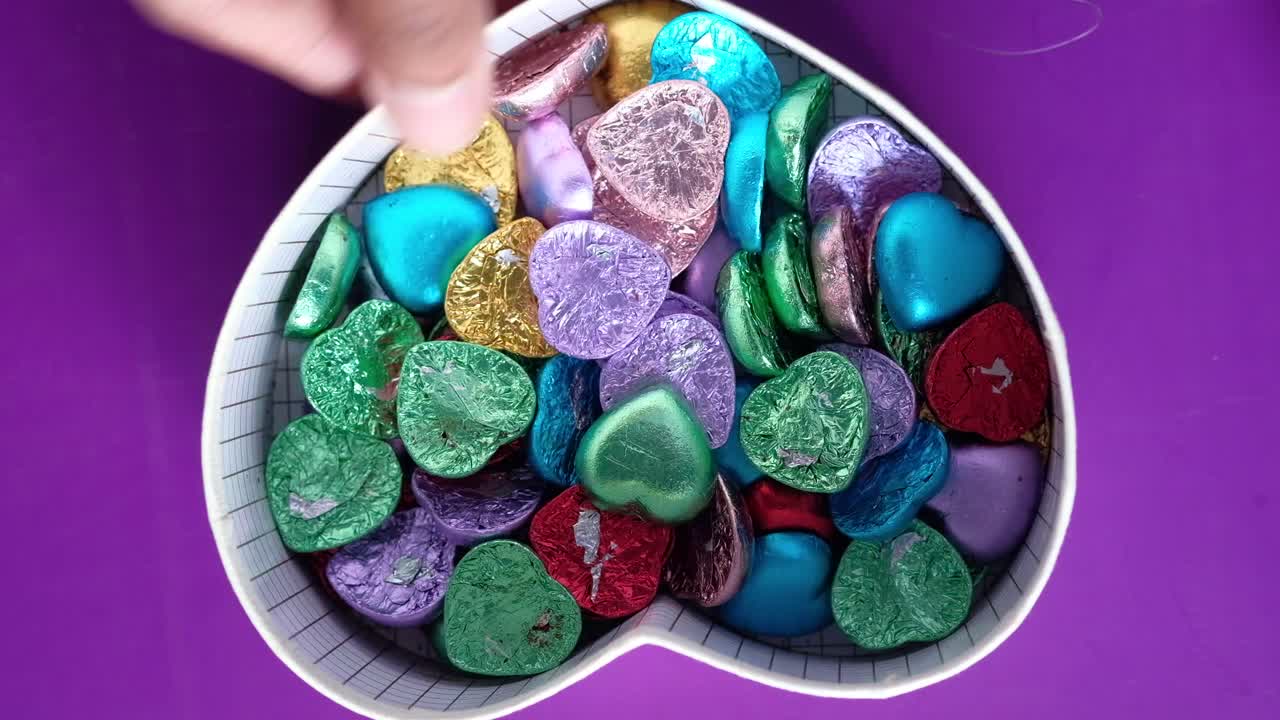 심장 모양의 다채로운 초콜릿