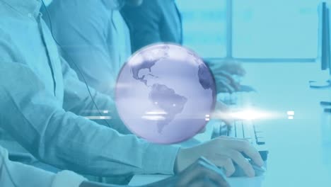 el globo giratorio contra el equipo de ejecutivos de atención al cliente que usan auriculares de teléfono trabajando en la oficina