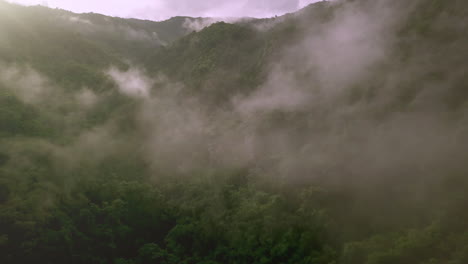 Vista-Aérea-Volando-Sobre-La-Exuberante-Montaña-Verde-De-La-Selva-Tropical-Con-Nubes-De-Lluvia-Durante-La-Temporada-De-Lluvias-En-El-Parque-Nacional-Reservado-De-La-Montaña-Doi-Phuka-En-El-Norte-De-Tailandia