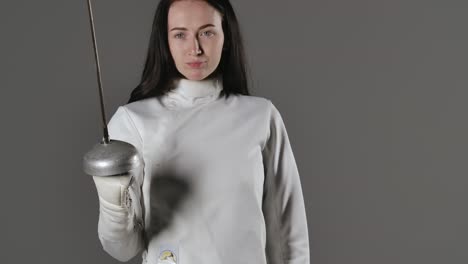esgrimista femenina en acción