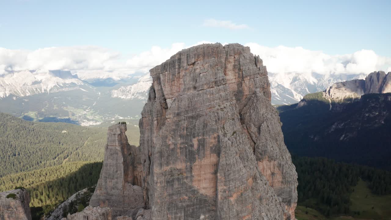 antena dando vueltas por el bosque montañoso de cinque torri y croda da lago en segundo plano.