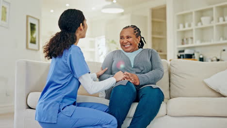 Helfende-Hand,-Alte-Frau-Und-Krankenschwester-Auf-Dem-Sofa