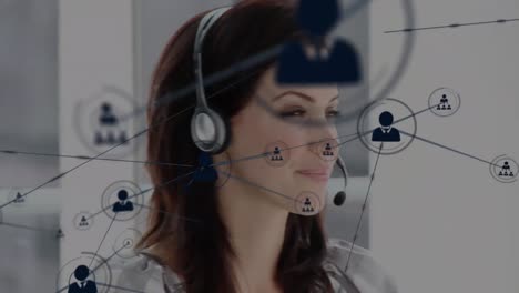 animación de la red de conexiones e iconos sobre una mujer de negocios con auriculares de teléfono