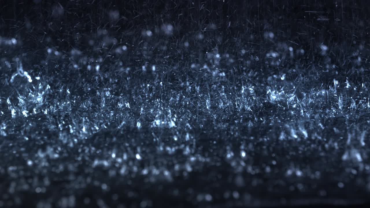 카메라 앞에서 강한 비가 내리고 있습니다.