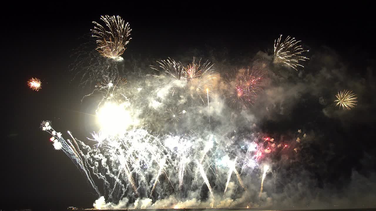 exhibición de fuegos artificiales coloridos fondo nocturno