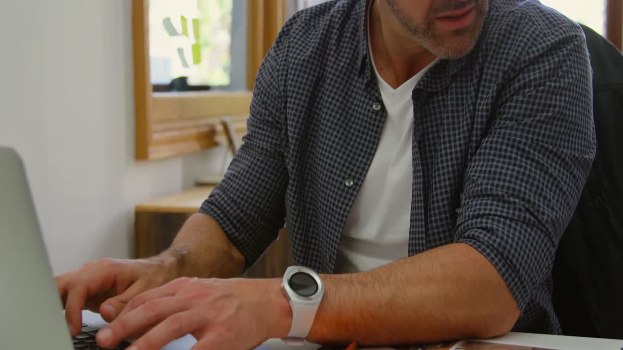 diseñador gráfico masculino trabajando en una computadora portátil en el escritorio 4k