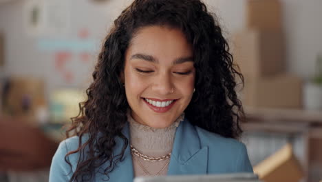 Mujer-De-Negocios,-Tableta-Y-Sonrisa-Para-Los-Pequeños