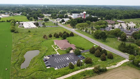 Fremont-Michigan-Drone-Imágenes-Aéreas-Del-Centro-De-Los-Edificios-Paisaje-Urbano