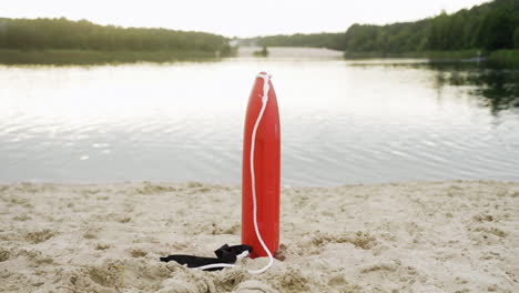 männlicher rettungsschwimmer am strand