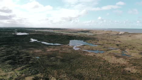 Frente-A-La-Costa-Paisaje-De-Marismas-Saladas-En-La-Reserva-Natural-Cerca-De-La-Isla-De-Texel-Wadden-En-Holanda-Del-Norte,-Países-Bajos