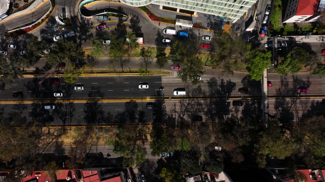 vista aérea sobre el tráfico en la avenida río churubusco, en el soleado benito juárez, méxico - de arriba hacia abajo, disparo de drones