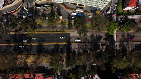 Vista-Aérea-Sobre-El-Tráfico-En-La-Avenida-Río-Churubusco,-En-El-Soleado-Benito-Juárez,-México---De-Arriba-Hacia-Abajo,-Disparo-De-Drones