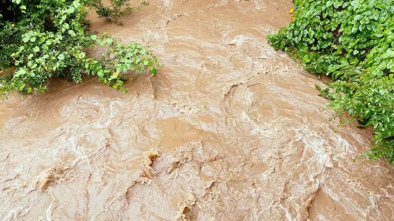 toma de inclinación lenta que muestra el río inundado en el distrito de caimito, provincia de panamá