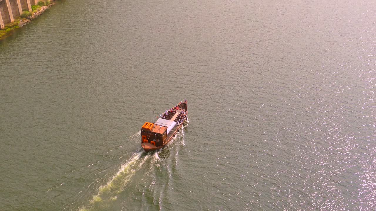 barco de ferry de madera que navega en el río duero en oporto, portugal