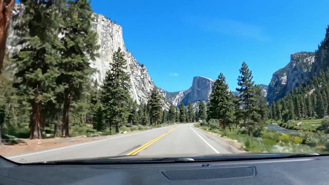 Un viaje panorámico en coche a través de una vegetación exuberante y acantilados majestuosos: Capturando la belleza de la naturaleza en un tranquilo viaje por carretera en un paisaje pintoresco.