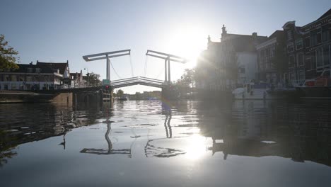 puente a través del río sparne en haarlem