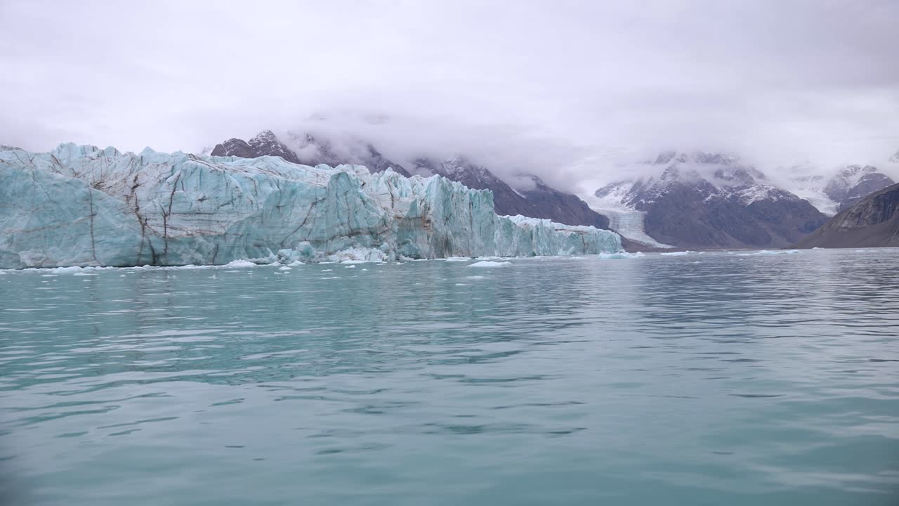 glaciar y el mar ártico en la costa de groenlandia, vista desde un barco en movimiento, cámara lenta