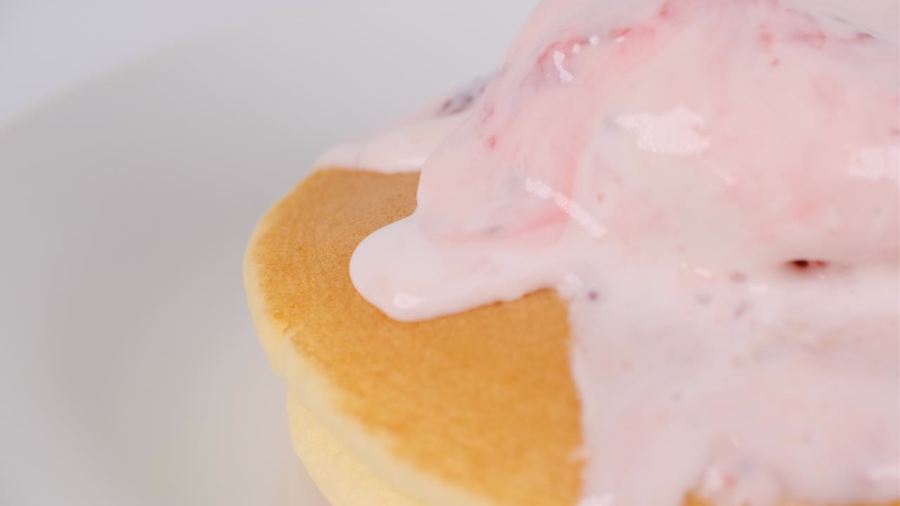 딸기 아이스크림과 함께 팬케이크